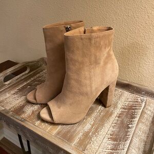 Steve Madden MANNZO Tan Suede Peep Toe Block Heel Ankle Boots Size 7